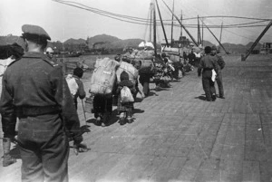 Korean repatriates about to embark, Senzaki, Japan