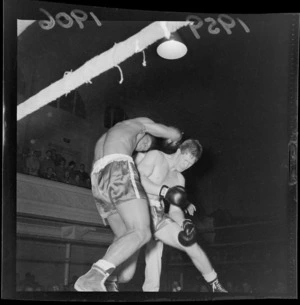 Boxers, middleweight class, Fleetwood versus Fritz Leuii, Town hall, Wellington