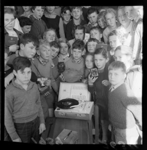 Children at Korokoro school, Wellington, waiting for the arrival of Malcolm Thomas, a member of the British and Irish Lions rugby team