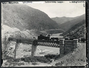 Creator unknown :Photograph of a locomotive crossing Christmas Creek bridge, Otago Central Railway
