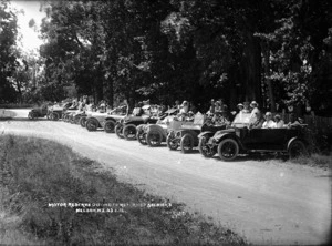 Row of motorcars, with passengers, during an outing for returned World War 1 soldiers, Nelson