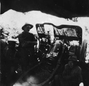 Three New Zealand soldiers with a field gun, Gallipoli, Turkey