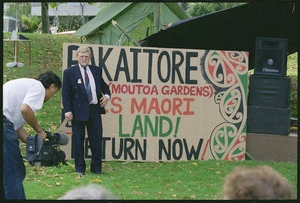 Mayor of Wanganui, Chas Poynter, addressing Maori gathered at Moutoa Gardens, Wanganui