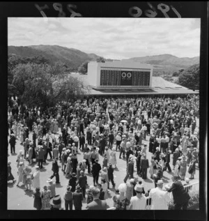 Crowd in front of the totalisator, Trentham races, Upper Hutt