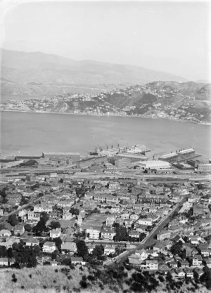 Wellington city, Thorndon in foreground