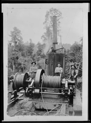 Steam log hauler, and workers for Ballingall and Bartholomew, Hautapu, Hawke's Bay