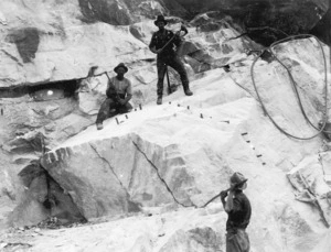Hinge, Leslie, 1868-1942 :[Men cutting out blocks of marble, Kairuru quarry]