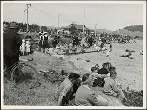 Groups at Waikanae Beach, Gisborne
