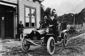 Reo motorcar, and unidentified passsengers