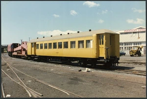Passenger carriage EA 5895 at Auckland