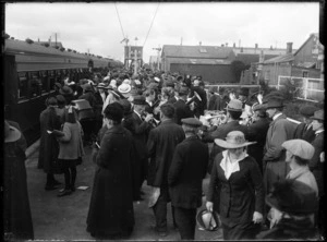 Crowd farewelling World War 1 troops at Stratford railway station