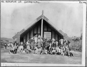 Maori group in front of Tamatekapua meeting house in Ohinemutu - Photograph taken by Frank Arnold Coxhead