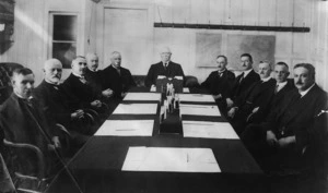 Hinge, Leslie, 1868-1942 :Group of politicians around a table with William Massey at the head
