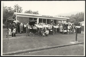 Protest at closing of Homedale Post Office, Wainuiomata