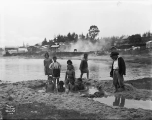 Pringle, Thomas, 1858-1931 :[Maori children at Ohinemutu]