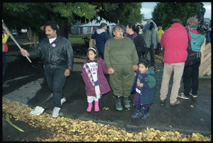 Members of Whanganui iwi leaving Moutoa Gardens, Wanganui, New Zealand, at the end of their occupation