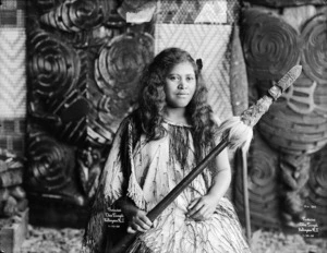 Pringle, Thomas, 1858-1931 :[Maori woman with taiaha]
