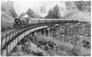 The Daylight Limited train crossing the Hapuawhenua Viaduct north of Ohakune