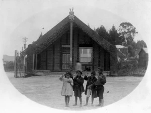 Maori children outside the Tamatekapua meeting house at Ohinemutu