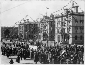 Crowd alongside Government buildings, Lambton Quay, Wellington, during the 1901 royal tour