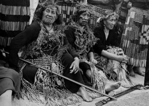 Maori women welcoming the returning Maori Battalion