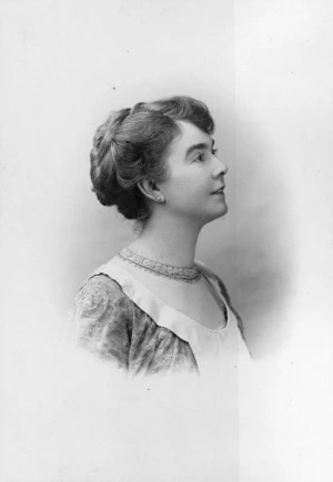 Thomson, John, 1837-1921 :Portrait of woman
