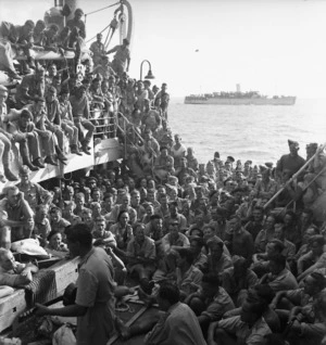 Elias, M D, fl 1943 (Photographer) : Men of 2 NZ Division on board a transport on the Mediterranean