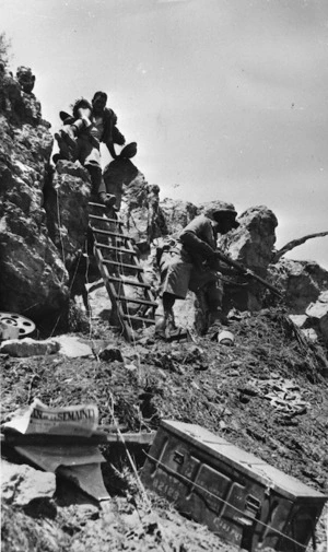 D'Arcy, C N (Dr), fl 1943 : "This is how wounded were brought down from feature of Takrouna"
