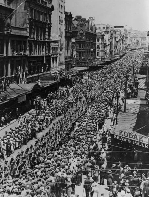 Farewell parade for World War 2 troops, Queen Street, Auckland