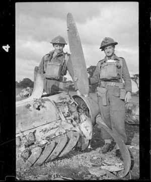 New Zealand soldiers in England during World War II, with a plane brought down by the Royal Air Force