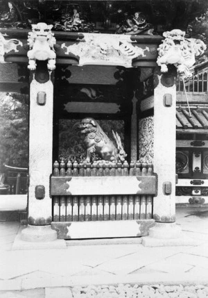 Photograph of a detail of the Yomei-mon gate, Tosho-gu Shrine, Nikko, Japan