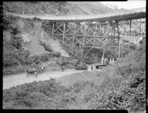 Land slip on Tinakori Road, by Kelburn viaduct, Wellington