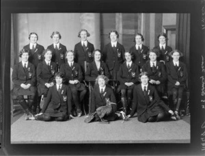 New Zealand 1935 ladies' representative hockey team to tour Australia, with kiwi trophy