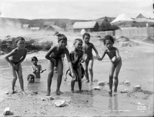 Pringle, Thomas, 1858-1931 :[Maori children at Whakarewarewa]