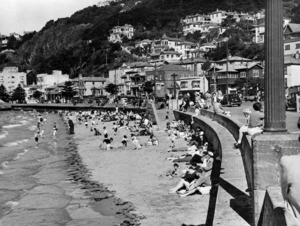 Hopper, W C, fl 1945 : People on the beach at Oriental Bay, Wellington