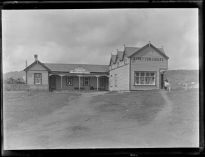 Stretton House, a large wooden 16 room boarding house with general store and drapery established in 1908 (burnt down 21 June 1917) with owners Mr & Mrs [Roberton?] in front, Kakahi Settlement, Manawatu-Whanganui Region