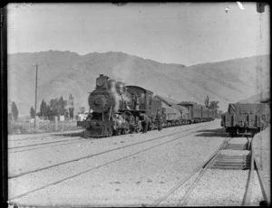 Ub class steam locomotive and carriages, Clyde, Central Otago