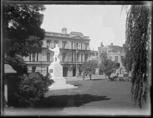 Marble statue of Captain Robert Falcon Scott in front of the Claredon Hotel, Christchurch