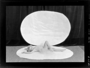 Performer, Bebe Wilts [later Miss Bebe De Roland?] on [clam shell?]
