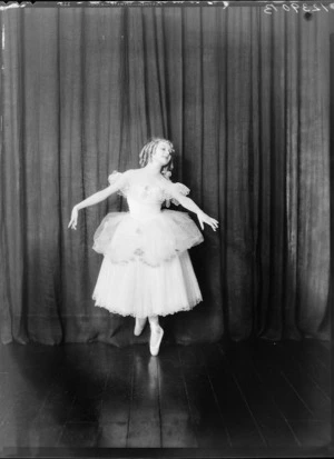Dancer, Bebe Wilts-Burt [later Miss Bebe de Roland?]