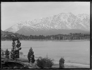 View across Lake Wakatipu and the Queenstown Gardens Peninsula to the snow covered Remarkable Mountains, Queenstown, Central Otago Region