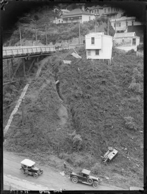 Motor car accident at Kelburn Viaduct, Wellington