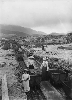 Coal tubs on cable roperoad railway