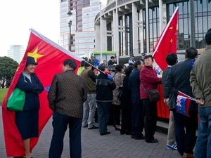 Spectators at Parliament for Chinese state visit, April 2012