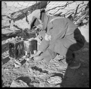 New Zealand World War 2 soldier boiling a billy, Baggush, Western Desert, Egypt