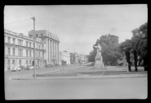 Corner of Worchester Street and Oxford Terrace, showing Riverbank Reserve, statue of Robert Falcon Scott, and city buildings, Christchurch