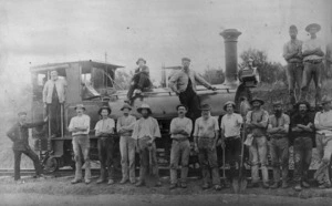 Photographer unknown: Class `C' locomotive and railway construction gang on Southland line