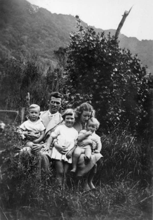 Photograph of the Henderson family at Horoera in 1939