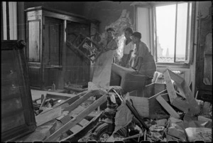 New Zealand soldiers in shelled house, Italy, during World War 2