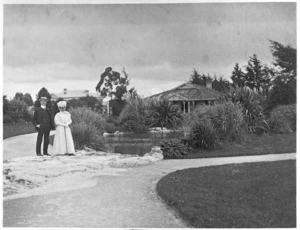 Couple in the grounds of the Government Sanatorium and Baths, Rotorua